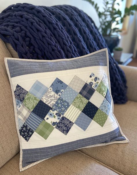 Nantucket Summer & the On Point Pillow (a free tutorial) Nantucket Summer, Quilted Pillow Covers, Tutorial Hair, Straight Line Quilting, Quilted Pillow Shams, Patchwork Cushion, Pretty Quilt, Pretty Pillow, Patchwork Pillow