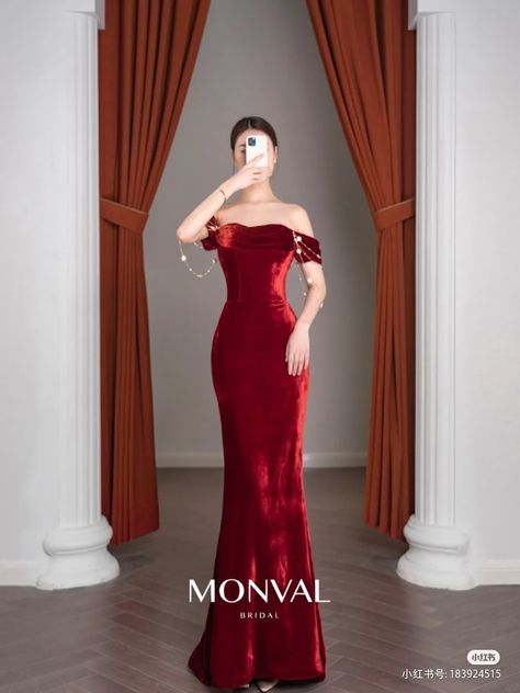 Red Dress Square Neckline, Red Bodycon Dress Classy, Red Ball Dress, Wine Red Prom Dress, Sketch Of A Girl, Elegant Red Dress, Old Fashion Dresses, Red Wedding Dresses, Dress Korean