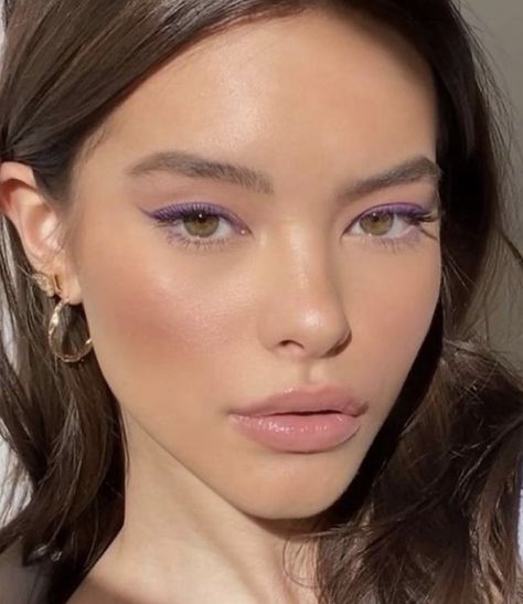 Simple Color Makeup, Spring Color Makeup, Grape Makeup, Colored Eyeliner Looks, Colorful Eyeliner Looks, Purple Hair Makeup, Colorful Makeup Ideas, Colorful Eyeliner, Purple Makeup Looks