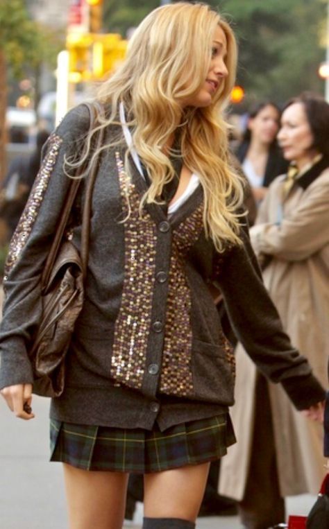 Serena Van Der Woodsen Style Casual, Serena Vander Woodsen Outfits, Serena Vanderwoodsen Outfits, Gossip Girl Fashion Serena, Serena Van Der Woodsen Hair, Serena Outfits, Serena Van Der Woodsen Outfit, Serena Van Der Woodsen Style, Unrealistic Beauty Standards