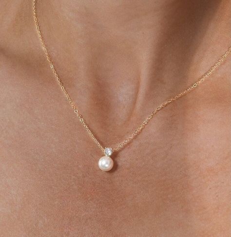 Pearl Earrings And Necklace Set, Pearl And Diamond Necklace Simple, Wedding Day Necklace, Pearl And Diamond Pendant, Denty Jwellery, Simple Pearl Jewelry, Timeless Wedding Jewelry, Pearl Sets Jewellery, Pearl And Diamond Jewelry