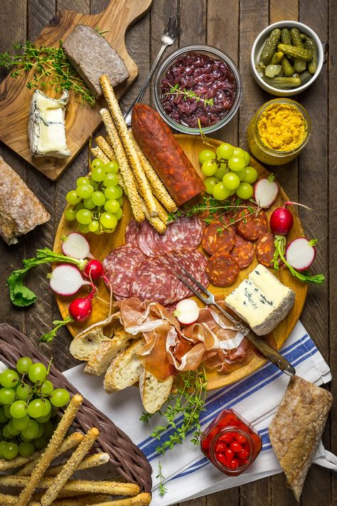 How to put together a perfect charcuterie board - Nerds with Knives Ham Charcuterie Board, Picnic Charcuterie Board, Red Onion Jam, Ham Wraps, Homemade Ham, Entertaining Tips, Christmas Ham, Cheese Party, Charcuterie Platter