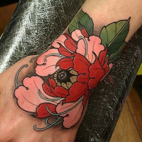 Alis hand from this afternoon! Thanks mate! #tattoo #tattoos #tattooworkers #tattoosnob #tattoolifemagazine #triplesixstudios #neojapanese #uktta #art #artist #draw #drawing #japaneseflowers #japanesetattoos #peony #peonytattoo #triplesix #sunderland #northeast #teamego #elliottwells #thebesttattooartists #irezumicollective #irezumi #egomachines #egor12 #fusionink #fusioninks all done with the new ego r12 machine and fusion inks Neotrad Knee Tattoo, Neo Trad Knee Tattoo, Trad Knee Tattoo, Neo Trad Tattoo, Japanese Flower Tattoo, Traditional Tattoo Flowers, Traditional Tattoo Sleeve, Fusion Ink, Intricate Tattoo