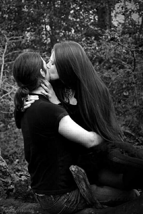 #kiss #metal  #coupel  #metalheads Gothic Culture, Gothic Fantasy Art, Goth Wedding, Dark Love, Emo Outfits, Mötley Crüe, Kissing Couples, Emo Fashion, Dark Photography