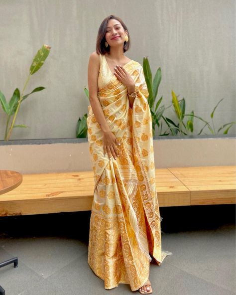 Yellow Mekhela Chador, Mekhla Chador Look, Mekhela Sador Blouse Design, Sador Mekhela Photo Pose, Mekhela Sador Aesthetic, Mekhela Chador Aesthetic, Assamese Aesthetic, Mekhla Sador, Sari Pose