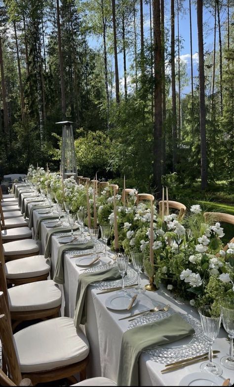 Ivory Green And Gold Wedding Table Settings, Sage Green Tablescape, Round Tablescapes, Peru Wedding, Green Tablescape, Green Themed Wedding, Hydrangeas Wedding, Wedding Plates, Sage Green Wedding