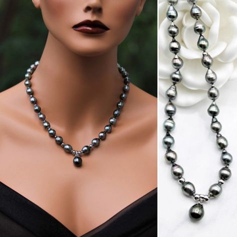 Dark Pearl Jewelry, Black Pearl Necklace Outfit, Pearl Necklace Outfit, Black Tahitian Pearls, Tahitian Black Pearl Necklace, How To Wear Pearls, Black Pearl Jewelry, Royal Core, Idea Wedding