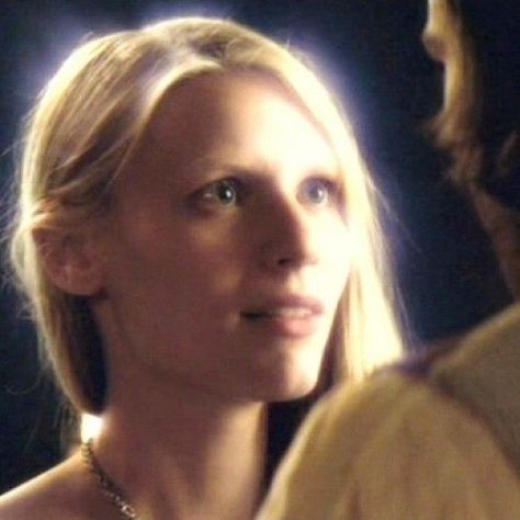 Claire Danes Stardust, Star Dust Movie, Stardust 2007, Dragon Gif, Deck Pictures, Childhood Dream, Star Dust, Claire Danes, Illustration Ideas