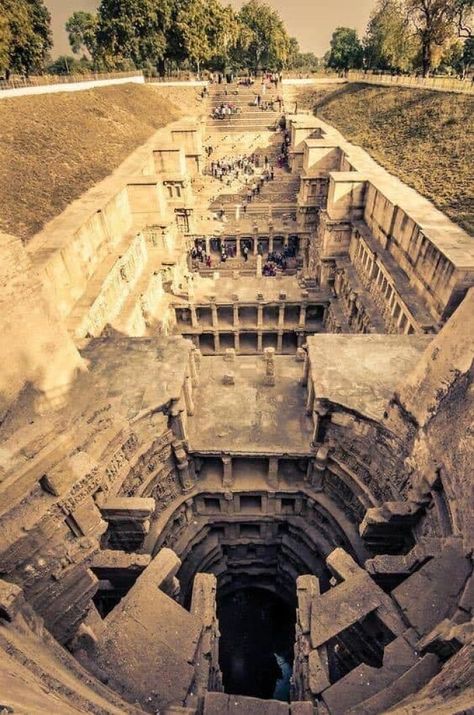 Saraswati River, Step Well, Underground City, Atlas Obscura, Water Resources, Lion Of Judah, Ancient Architecture, Mesopotamia, Ancient Ruins