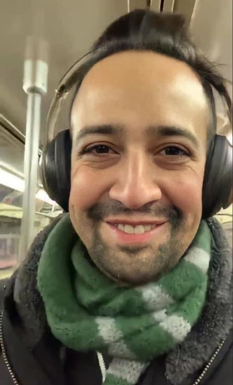 Lin Manuel Miranda Funny Pose, Lin Manuel Miranda Funny Pictures, Funny Lin Manuel Miranda, Lin Manuel Miranda Cursed, Lin Manuel Miranda Funny, Christopher Jackson, Hamilton Jokes, Hamilton Broadway, Hamilton Lin Manuel Miranda