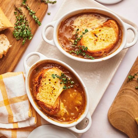 French Onion Soup Crockpot, Onion Soup Crockpot, Slow Cooker French Onion Soup, Vegetarian French Onion Soup, Turmeric Tea Recipe, Classic French Onion Soup, Soup Crockpot, Slender Kitchen, French Onion Soup Recipe