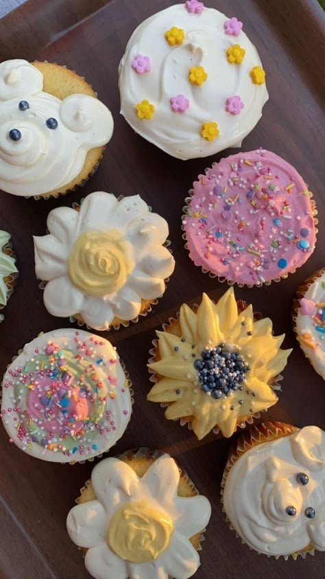 Cupcakes Ideas Aesthetic, Bday Cupcakes Aesthetic, Minimalistic Cupcakes, Cupcake Astetic, Aesthetic Cupcake Ideas, Minimalist Cupcakes Design, Aesthetic Cupcake Designs, Minimalist Cupcakes, Cute Baking Aesthetic