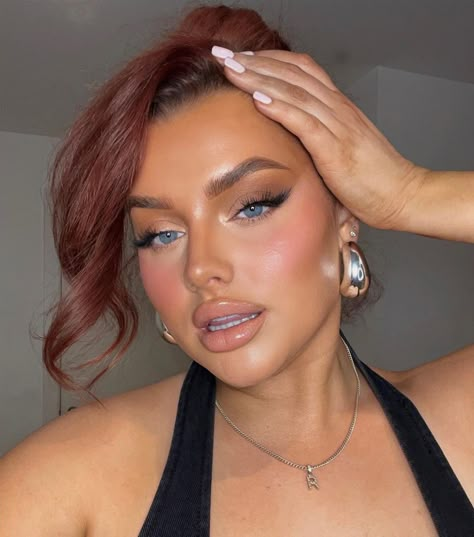 RACH LEARY | the make up was make up-ing!!!! 💓💄🍩🎨✨ @hudabeauty faux filter concealer - caramel corn (foundation) @kyliecosmetics cheek glow balm -… | Instagram Makeup Inspiration Glam, Champagne Spray, Glow Balm, Eye Makeup Styles, Caramel Corn, Glamour Makeup, Makeup Makeover, Makeup Obsession, Makeup Designs