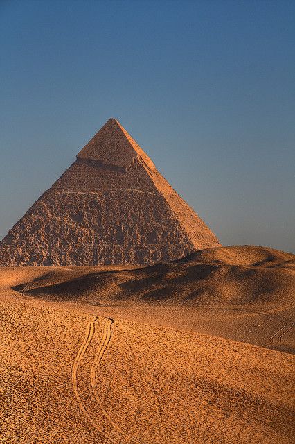 Pyramids Egypt, Magic Places, Great Pyramid Of Giza, Egyptian Pyramids, Japon Illustration, Pyramids Of Giza, Egypt Travel, In The Desert, Giza