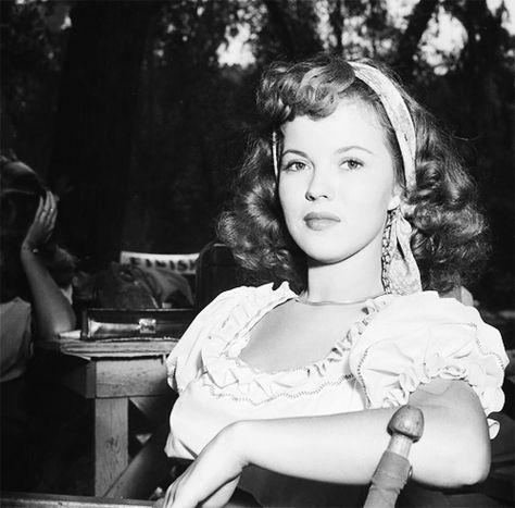 Shirley Temple of the set of The Bachelor and the Bobby Soxer, 1947 Shirley Temple Black, Goldie Hawn, The Bachelor, Child Actresses, Actrices Hollywood, Norma Jeane, Shirley Temple, Sophia Loren, Golden Age Of Hollywood