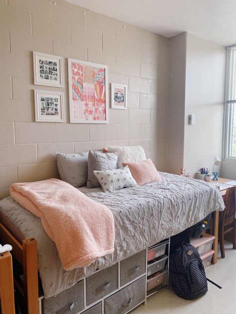 Boston College Dorm, Storage Dorm Room, Posters Dorm Room, College Dorm Door, Dorm Room Organization Ideas, Posters Dorm, Pretty Dorm Room, Door Decorations College, Dorm Room Kitchen