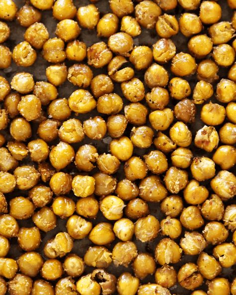 Roasted Garbanzo Bean Recipes, Lemon Chickpeas, Easy Homemade Hummus, Roasted Garbanzo Beans, Garlic Chickpeas, Garbanzo Bean Recipes, Chickpea Recipes Roasted, Chickpea Snacks, Crunchy Chickpeas