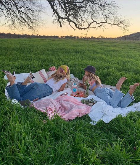 Picnic Pictures, Picnic Inspiration, Summer Plans, Best Friend Goals, A Picnic, Friend Photoshoot, Summer Dream, Best Friend Pictures, Teenage Dream