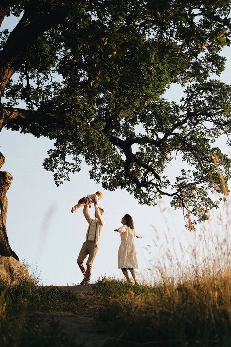 Family Playing Outside, Family Detail Photography, Cottage Core Family Photos, Whimsical Family Photos, Vineyard Family Photos, Family Photos Not Showing Faces, Family Cinematography, Family Photoshoot In Nature, Cottage Core Family Pictures