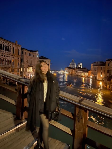 italy / nightlife/ italian life / travel / aesthetic / going out / outfit / venice / italy Venice In Winter Outfit, Italy Club Outfits, Venice Italy Outfit Winter, Italy Night Outfits, Venice Italy Aesthetic Night, Venice Winter Outfit, Venice Nightlife, Venice Italy Winter, Italy Outfits Winter