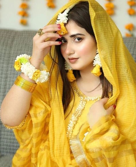 Tere Waste Falak, Red Dress Outfit Ideas, Mayon Dress, Walima Outfit, Bridal Photoshoot Ideas, Haldi Dress, Dress 2022, Bridal Photoshoot, Reception Dress