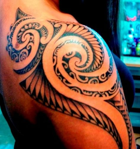 Samoa Tattoo Rücken Schulter Frau Samoa Tattoo, Love Music Tattoo, Lace Shoulder Tattoo, Maori Tattoo Frau, Mandela Tattoo, Polynesian Tattoos Women, Hawaii Tattoos, Drum Design, Girl Neck Tattoos