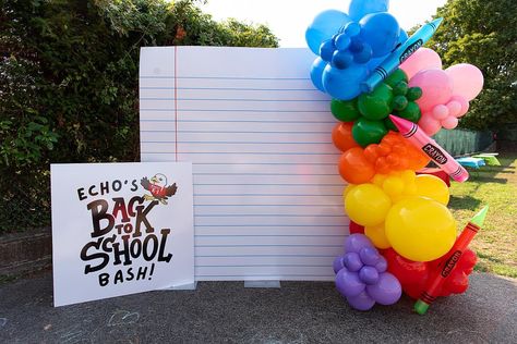 LOVED creating this colorful BACK TO SCHOOL backdrop for WAVERLY SCHOOL! 🖍📚📝🎈 Hope all of the STUDENTS have a BRIGHT school year! 🌟⭐️💫 | Instagram Back To School Background Photo Ideas, Kindergarten Graduation Photo Backdrop, Back To School Events Ideas, School Balloon Decor, Back To School Party Theme, First Day Of School Backdrop, Back To School Photo Backdrop, School Photo Backdrop, Back To School Party Decorations