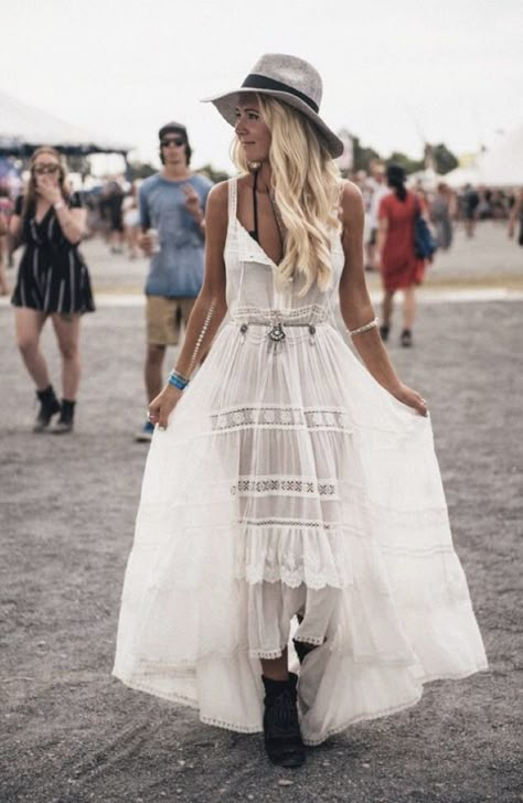 Coachella Outfit Inspiration – Just M.E. Black Pinterest, Festival Mode, Stile Boho Chic, Look Boho Chic, Festival Inspo, Fest Outfits, Mode Hippie, Bohemian Style Clothing, Bohemian Chic Fashion