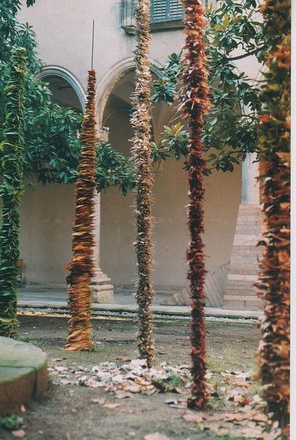 towers of skewered natural objects - Escola d'Art de Vic. Experiències amb fulles by eudald_alabau on Flickr Leaf Installation, Plant Installation Art, Art Instalation Nature, Forest Art Installation, Stick Sculpture Nature, Forest Instalation Art, Garden Totems, Earth Art, Principles Of Design