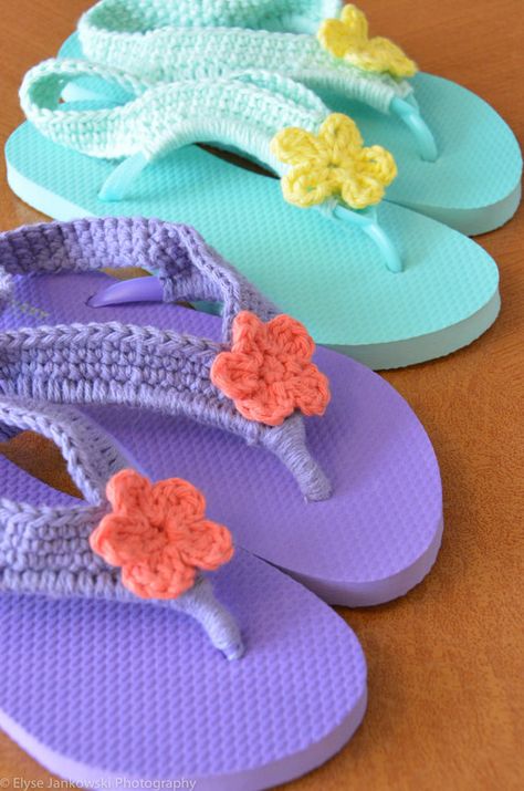 Crochet Flipflop Slipper, Flip Flop Sole Crochet Slippers, Handmade Slip-on Flip Flops For Vacation, Handmade Slip-on Flip Flops For Beach, Crochet Flip Flops, Flip Flop Craft, Summer Vacation Flower-shaped Flip Flops, Crochet Flats, شال كر�وشيه