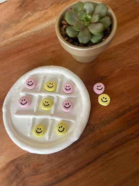 ForeverGiftsByHanna - Etsy Centerpiece Birthday, Tic Tac Toe Board, Tik Tak, Diy Air Dry Clay, Air Dry Clay Projects, Clay Sculptures, Clay Diy Projects, Clay Crafts Air Dry, Coffee Table Decor