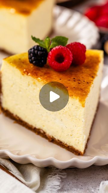 Camila Hurst on Instagram: "Crème Brûlée Cheesecake ❤️
With a buttery graham cracker crust, a rich and creamy vanilla bean cheesecake filling, and a caramelized sugar topping. The recipe is on my website, and to me this is a 10/10!! So perfectly delicious 😍

#cremebrulee #cheesecake #cheesecakelover #cheesecakes" Pies And Tacos, Creme Brulee Cheesecake, Vanilla Bean Cheesecake, Biscuits Graham, Cheesecake Lovers, Mini Bundt Cakes, Dessert Simple, Brownie Ingredients, Caramelized Sugar