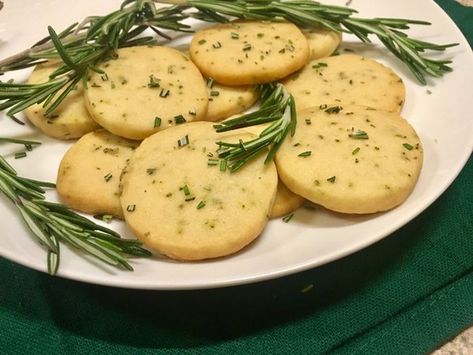 Savory Christmas Treats, Cheddar Shortbread, Savoury Crackers, Savoury Biscuits, Christmas Recipes Appetizers, Homemade Crackers, Christmas Food Gifts, Shortbread Recipes, Savoury Baking