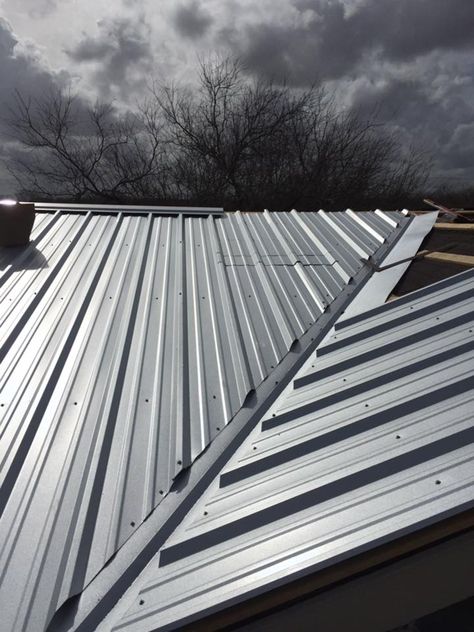 Metal roof (valley) Roof Flashing, House Cladding, Fibreglass Roof, Rooftop Terrace Design, Roof Architecture, Metal Roofing, Roof Window, Diy Stairs, Roof Installation