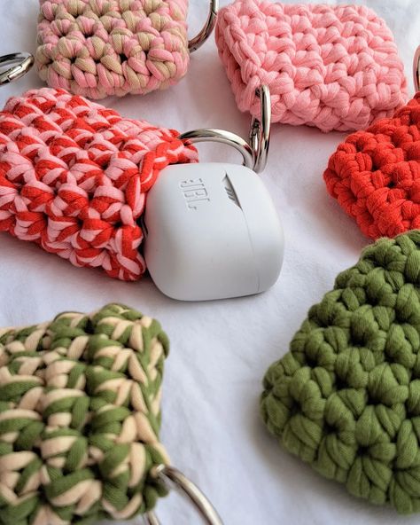 Cases para audífonos disponibles. • #airpodcases #airpodcase #casesaudifonos Airpods Crochet Case, Crochet Case, Crochet Things, Airpods Case, Crochet Clothes, Crochet Bag, Crochet Projects, Hobbies, Vision Board