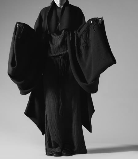 Sculptural Fashion, Woman In Black, Black Kimono, Mode Inspo, Dark Fashion, Japanese Kimono, Mode Inspiration, Kimono Fashion, Japanese Fashion