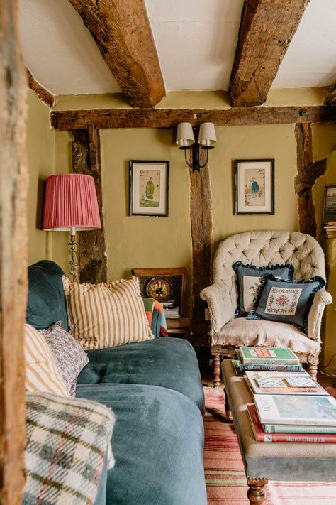 A Charming English Cottage with Color Accents 3 English Cottage Living Room, Salons Cottage, English Cottage Interiors, Cottage Interior Design, Dining Room Cozy, Cottage Living Rooms, Cottage Interior, English Cottage Style, Cottage Bedroom