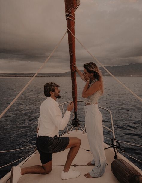 Boat Engagement Photos, Man Proposing, Proposal Pictures, Studio Photography Fashion, Vision Board Photos, Cute Engagement Rings, Engagement Inspo, Successful Marriage, Dream Engagement