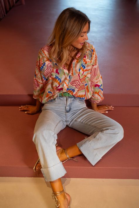 Pink Patterned Violette Shirt Light Color Jeans Outfit, Light Colored Jeans Outfit, Pop Of Color Outfits, Young Mom Style, Light Color Jeans, Mode Pop, Thrift Inspo, Color Outfits, Parisian Women