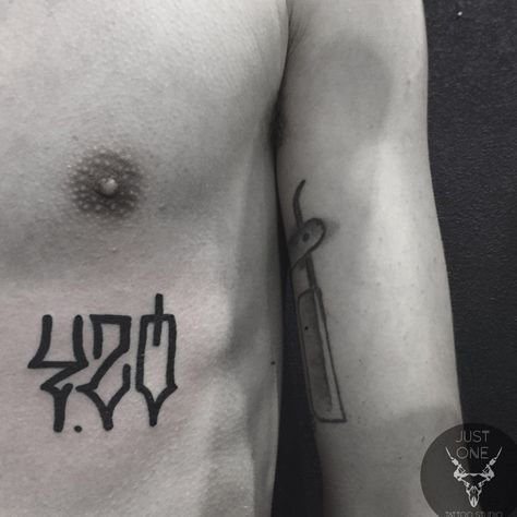 Tattoo цифры на груди - tattoo's photo In the style Blackwork, Numbe (145538) #chesttattoos #tattooideas Scott Tattoo, Tattooing Inks, Fighter Tattoo, Lover Tattoo, Mike Giant, Gangsta Tattoos, Palm Tattoos, Graffiti Tattoo, Alien Tattoo