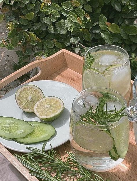 Mint Green Aesthetic, Water Aesthetic, Läcker Mat, Think Food, Healthy Lifestyle Motivation, Healthy Girl, Healthy Lifestyle Inspiration, Detox Water, Green Juice