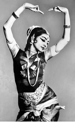 Belly Dance Poses, Vintage Belly Dance, Indian Dancing, Bharatanatyam Costume, Bharatanatyam Dancer, Indian Classical Dancer, Bharatanatyam Poses, Dance Forms, Dance Of India