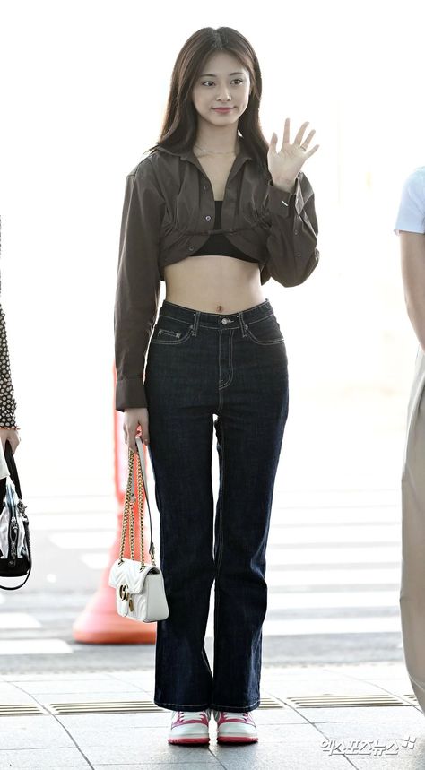 (1) TWICE - Tzuyu : kpopfap Tzuyu Body, Tzuyu Twice, Airport Style, Airport Outfit, Kpop Outfits, Be Yourself, Body Goals, Korean Girl, Kpop Girls