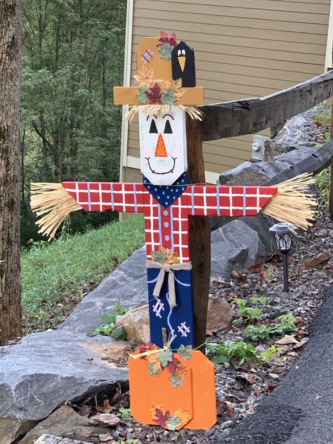 Fence Post Crafts, Pine Fence, Fall Season Crafts, Thanksgiving Wood Crafts, Wood Scarecrow, Scarecrow Ideas, Fall Pallets, Holiday Wood Crafts, Fence Picket