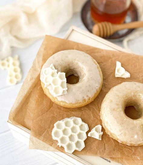 Honey Donuts with Vanilla Honey Glaze - Live to Sweet Blueberry Cake Donuts, Chocolate Chip Cookie Cups, Strawberry Sugar Cookies, Sugar Cookie Cups, Cake Donuts Recipe, Easy Donut Recipe, Vanilla Honey, Mini Chocolate Chip Cookies, Carrot Spice Cake