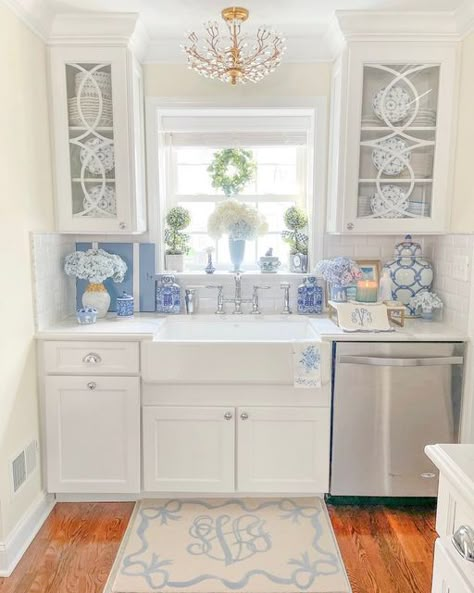 Grand Millennial Apartment, Grandmellinial Decor, Grand Millennial Kitchen, Millennial Apartment, Hamptons Farmhouse, Grandmillennial Style, Coastal Christmas Decor, Grand Millennial, Interior Design Courses