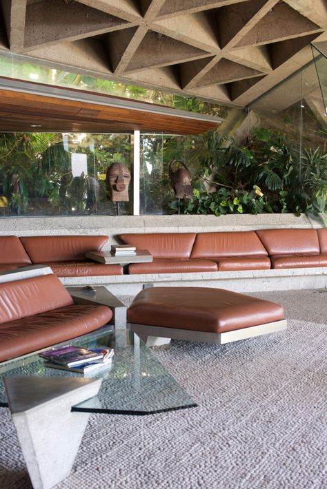 In the living room—which has become known as the Big Lebowski room—boasts a concrete-and-leather sofa that was a collaboration between Goldstein and Lautner. The ceiling is covered with sandblasted concrete that still has the original mini circular skylights. Concrete Sofa, Architectural Homes, Googie Architecture, Lobby Ideas, John Lautner, The Big Lebowski, Home Room Design, Custom Furniture, Modern Architecture