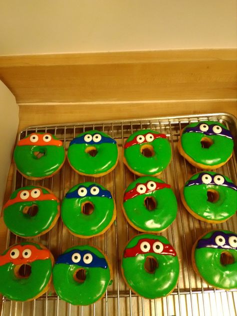 Teenage Mutant Ninja Turtle Birthday Cake, Ninja Turtles Snacks, Ninja Turtle Birthday Party Food, Ninja Turtles Birthday Cake Ideas, Ninja Turtle Birthday Snacks, Ninja Turtle Theme Party Food, Ninja Turtle Desserts, Ninja Turtle 5th Birthday, Ninja Turtle Food Ideas