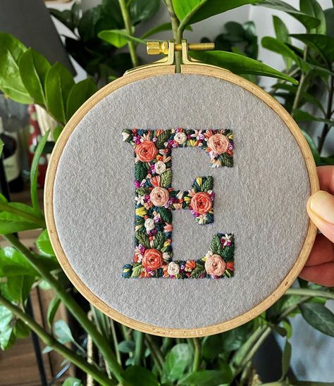 Defne Güntürkün on Instagram: “Finished and shipped it to New York yesterday⭐️ . . . #embroidery #stitch #fiberart #monogram #letter #floral #textileart #fiberartist #smallbusiness #maker #bordado #broderie #dmcthreads #dmcembroidery #felt #handembroidery #handstitched #hoopart #flowers #handmade #embroideryart Hand Embroidery Letters, Embroidery Alphabet, Hand Embroidery Patterns Flowers, Embroidery Stitch, Diy Embroidery Patterns, Embroidery Letters, Embroidery Monogram, Cute Embroidery, Embroidery Patterns Free