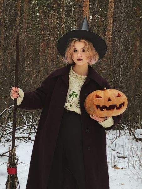 Autumn Pose Reference, Reference Photos Halloween, Autumn Reference Photo, Halloween Reference Photos, Halloween Reference Pose, Witch Poses Reference Photo, Halloween Art Reference, Autumn Witch Art, Halloween Reference Drawing